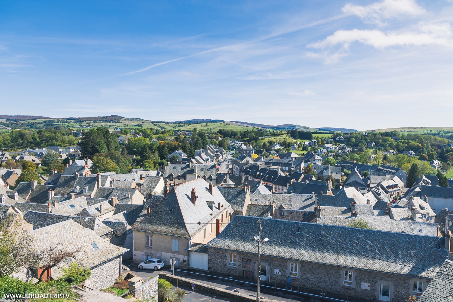 Je suis dans le nord de l'Aveyron pour visiter le village de Laguiole, au cœur l'Aubrac connu pour ces couteaux et son fromage AOP au lait cru. Une jolie exploration en autonomie après que faire à Millau, je suis aussi venue faire une randonnée autour de Laguiole pour écouter et voir le brame du cerf en Aveyron.