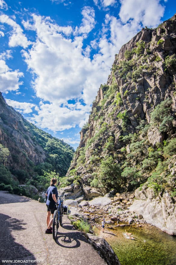 Se prendre en photo seule en voyage - Demander à quelqu'un