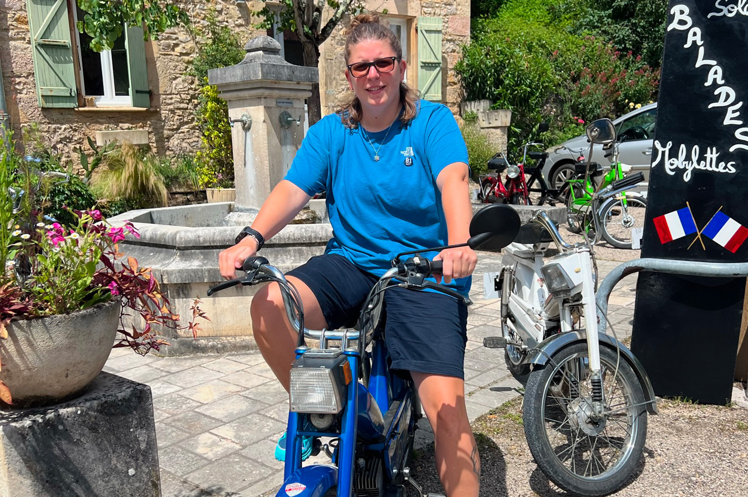 Puycelsi en solex vintage dans le Tarn